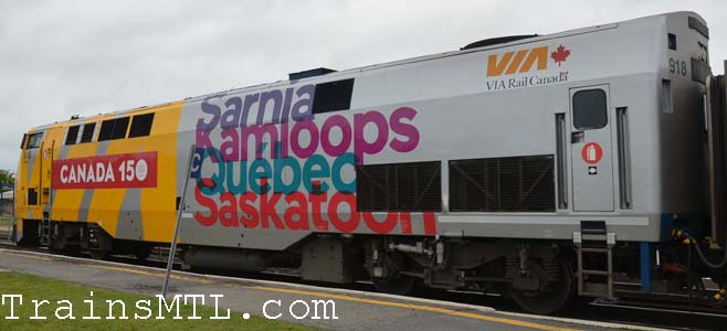Locomotive VIA918 left side with Canada 150 colors/ coté gauche avec les couleurs Canada 150